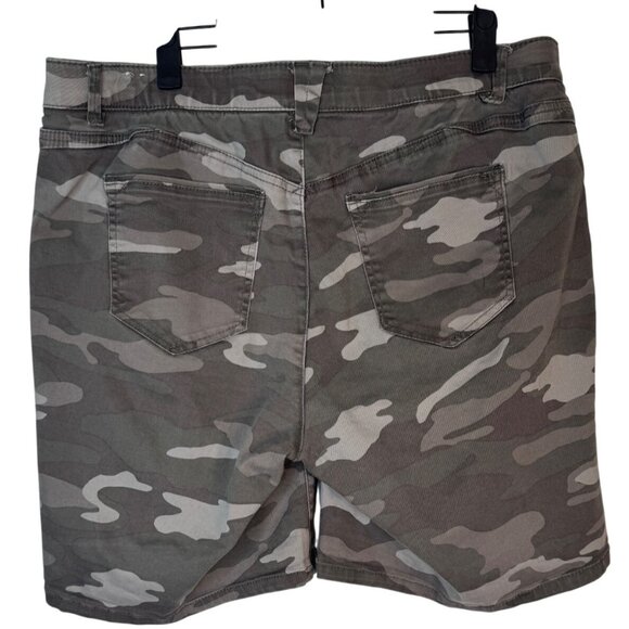 2/$30 Wit & Wisdom Size 14 Womens Camouflage Cargo Shorts Cotton/Spandex - Picture 3 of 16
